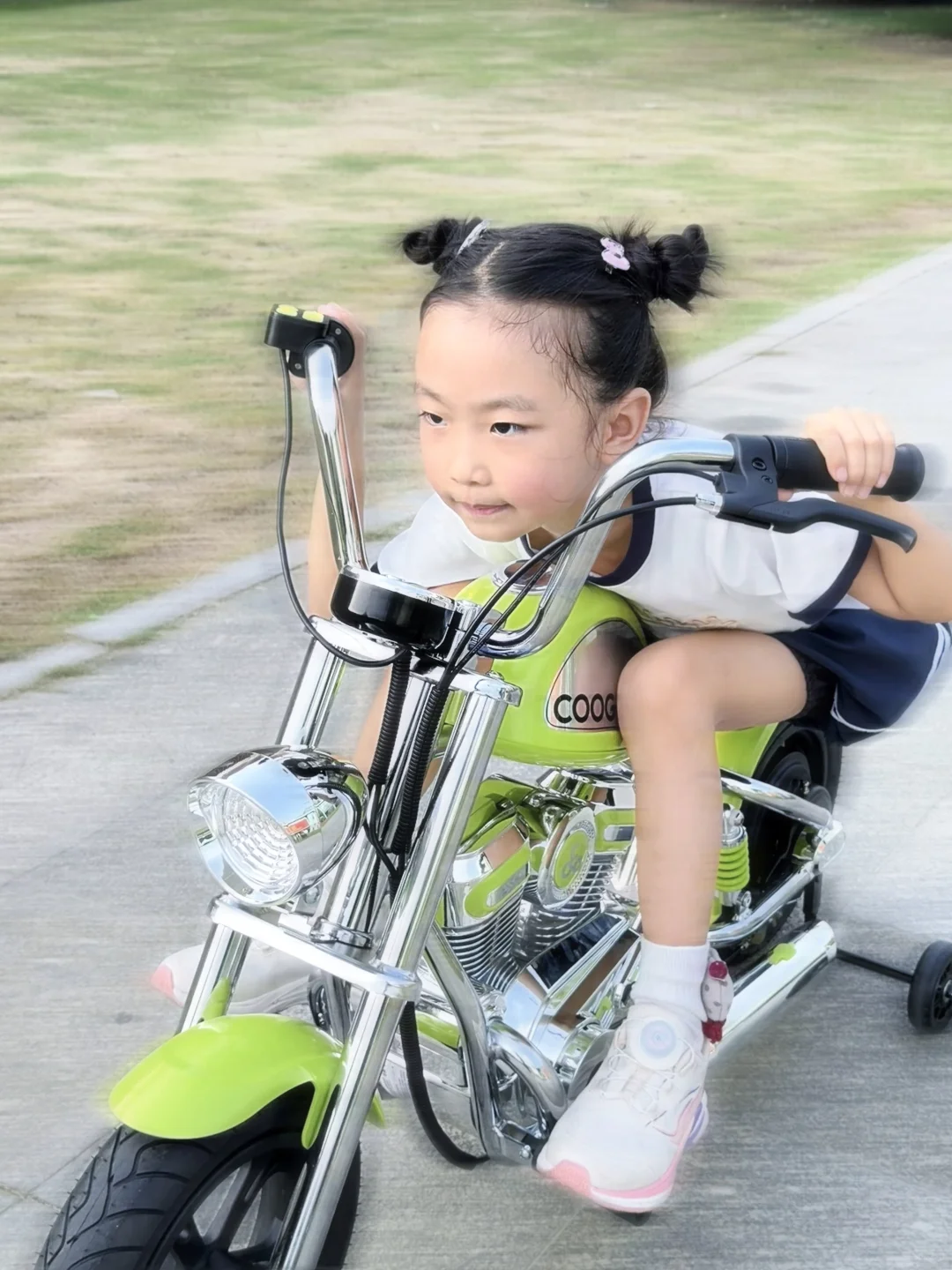 人类幼崽也骑上「哈雷」啦？小区炸街王来咯?