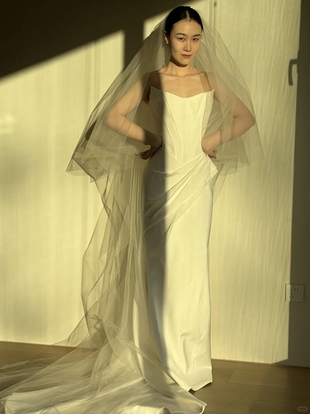 轻奢缎面 胸衣鱼骨|婚纱自带“高定剪裁感”