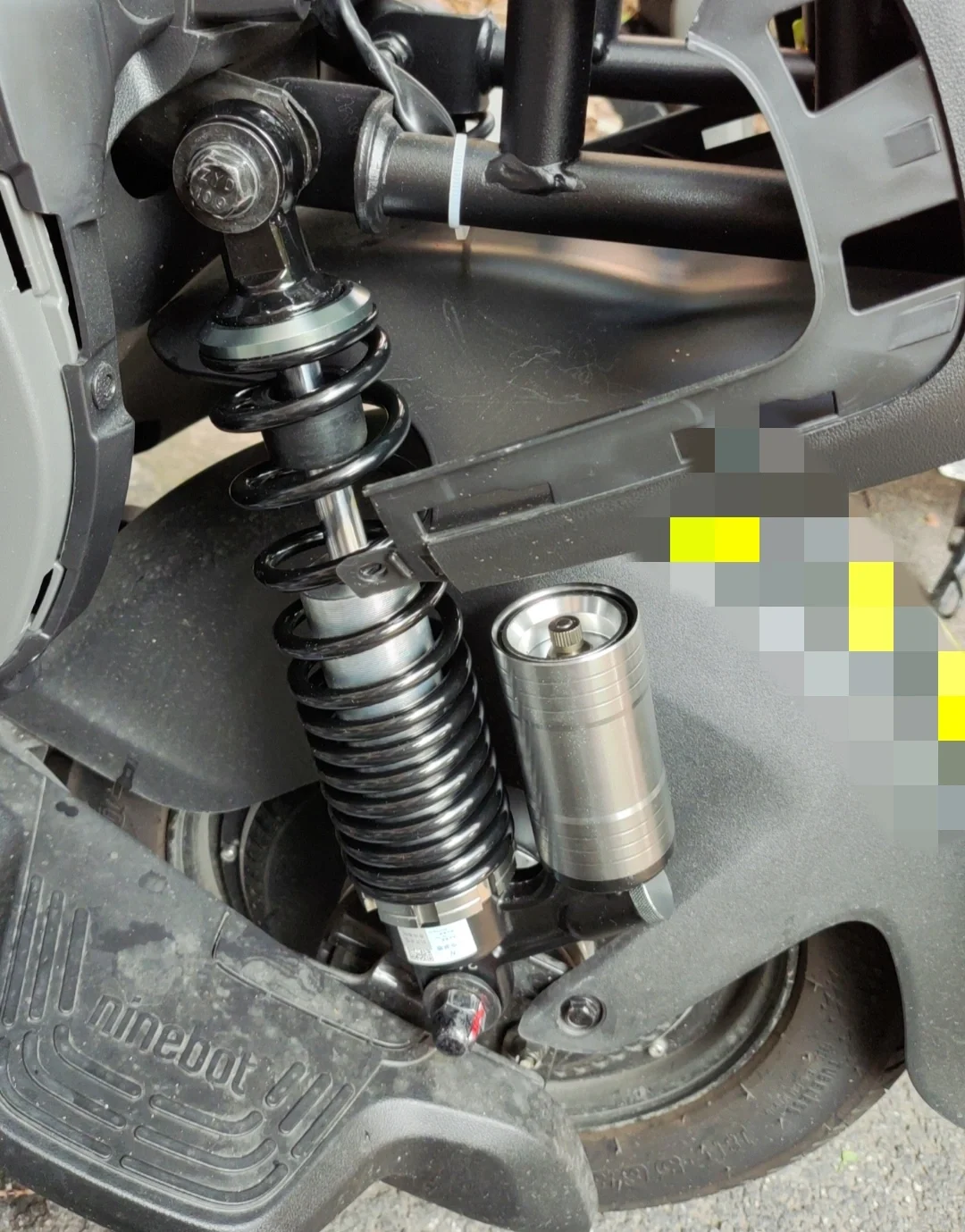 九号F90前避震换弹簧，后避震换气瓶减震