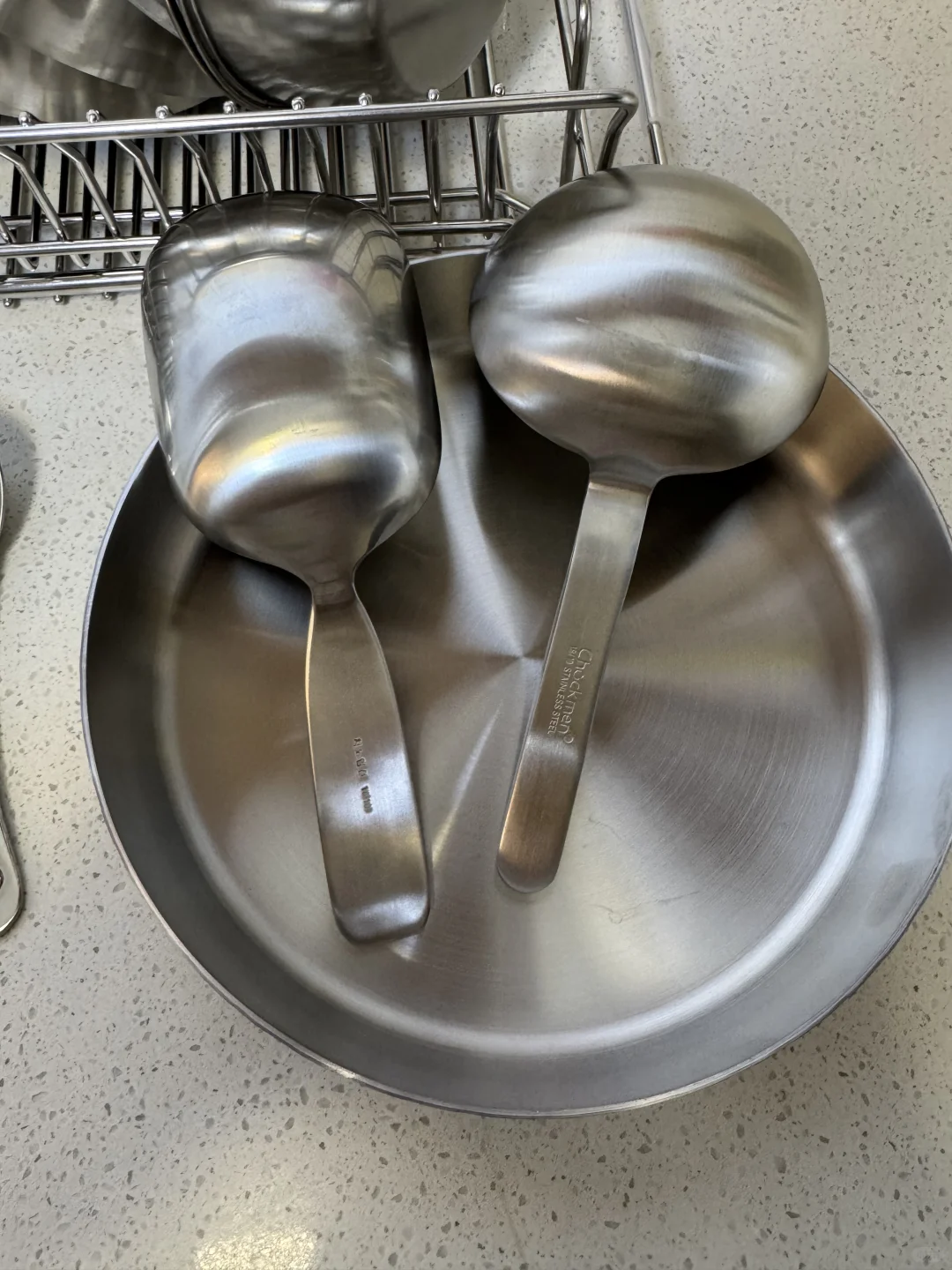 别人都有好看的碗碟只有我是冰冷的不锈钢