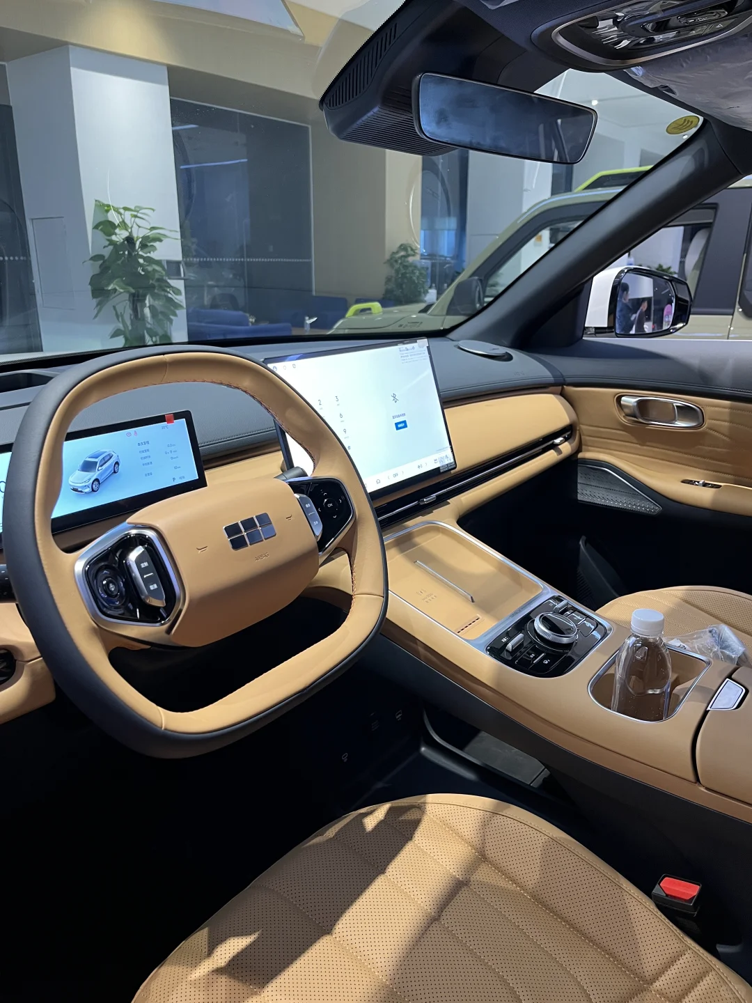 女生也能开酷酷的SUV吉利银河星舰7