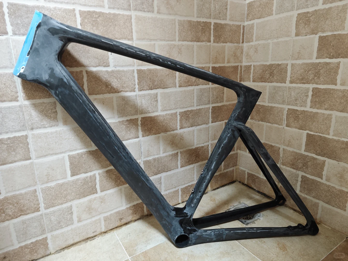 碳架打磨施工中 牌子露一半