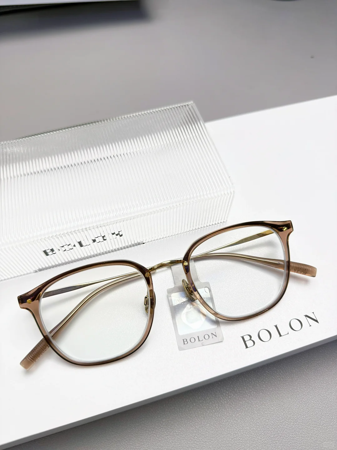 为什么我的变色镜片让朋友都问我？?