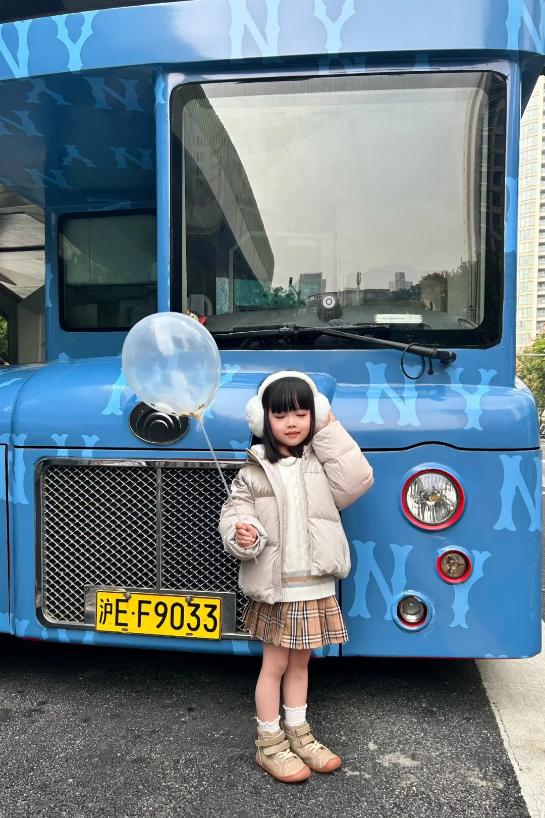 谁懂啊‼️在上海街头偶遇MLBKIDS老花巴士?