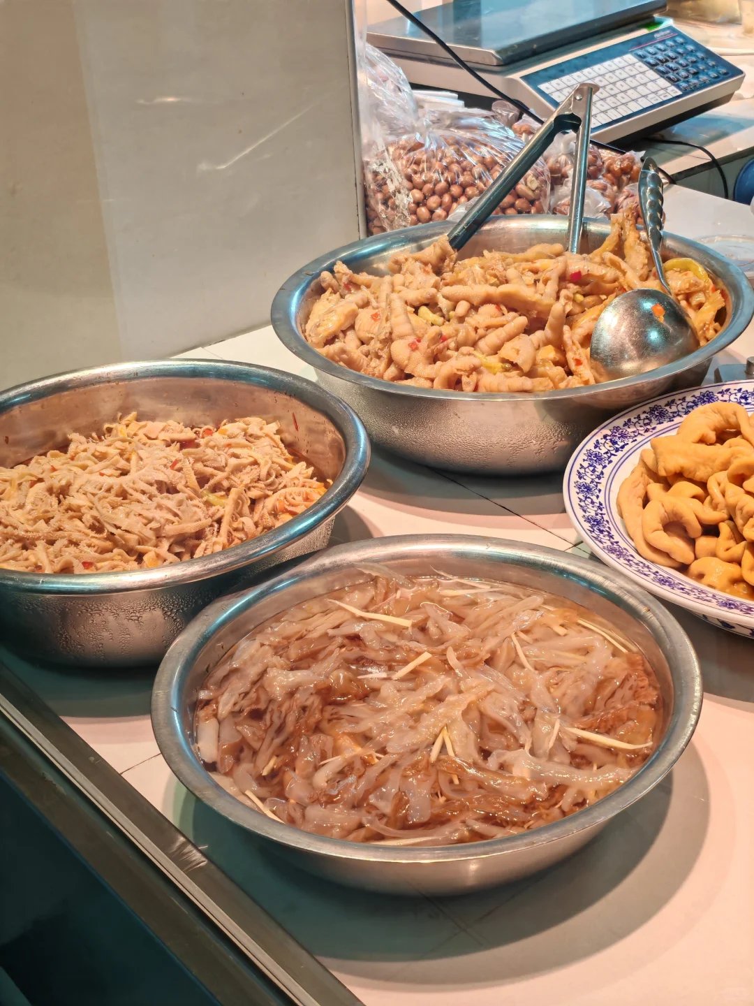 干净清爽的卤味店真的很加分 一次买三家