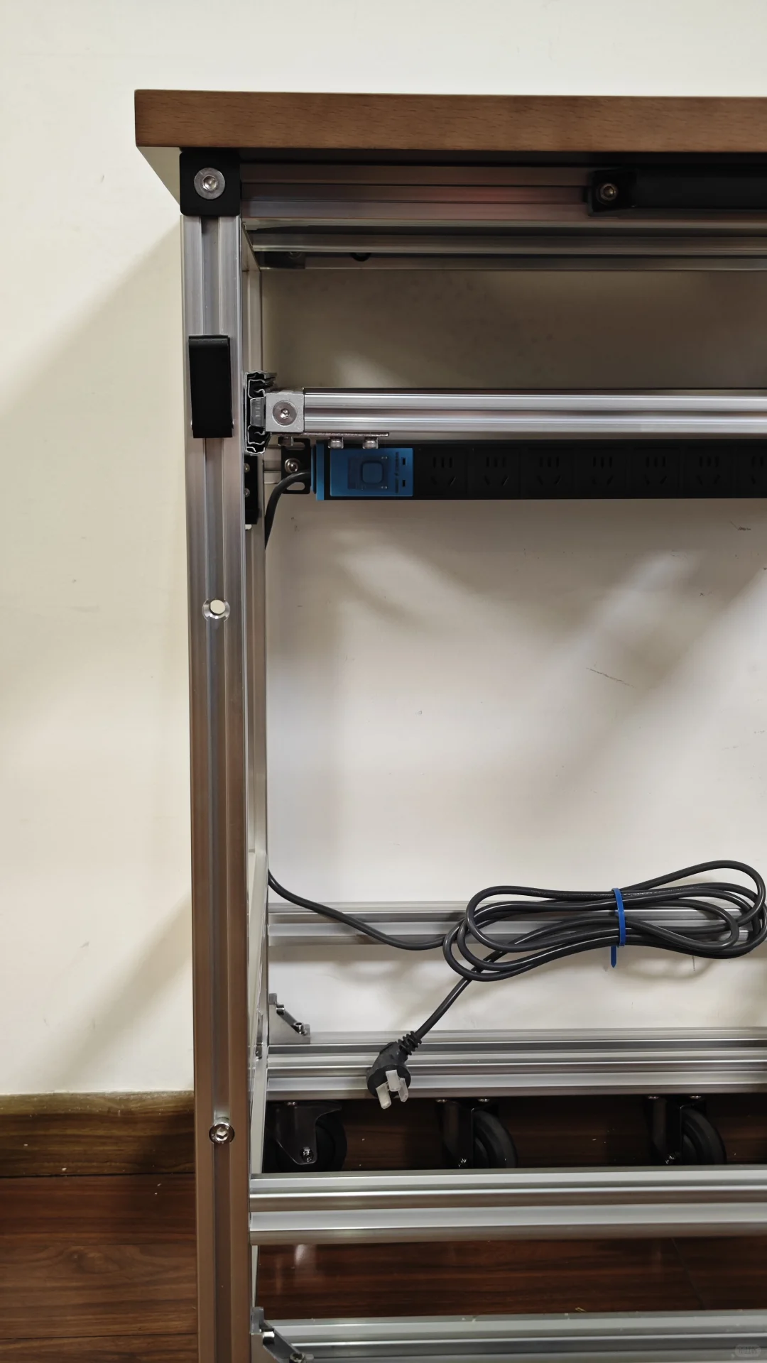 专门设计的标准化铝型材机床柜完成了