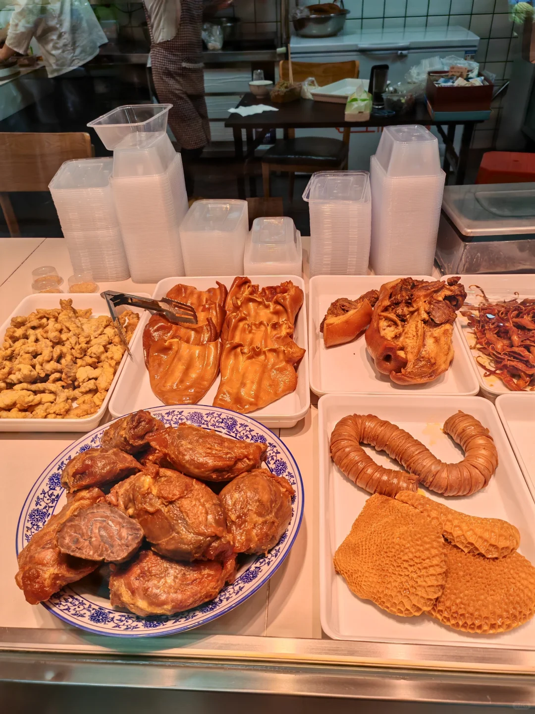 干净清爽的卤味店真的很加分 一次买三家