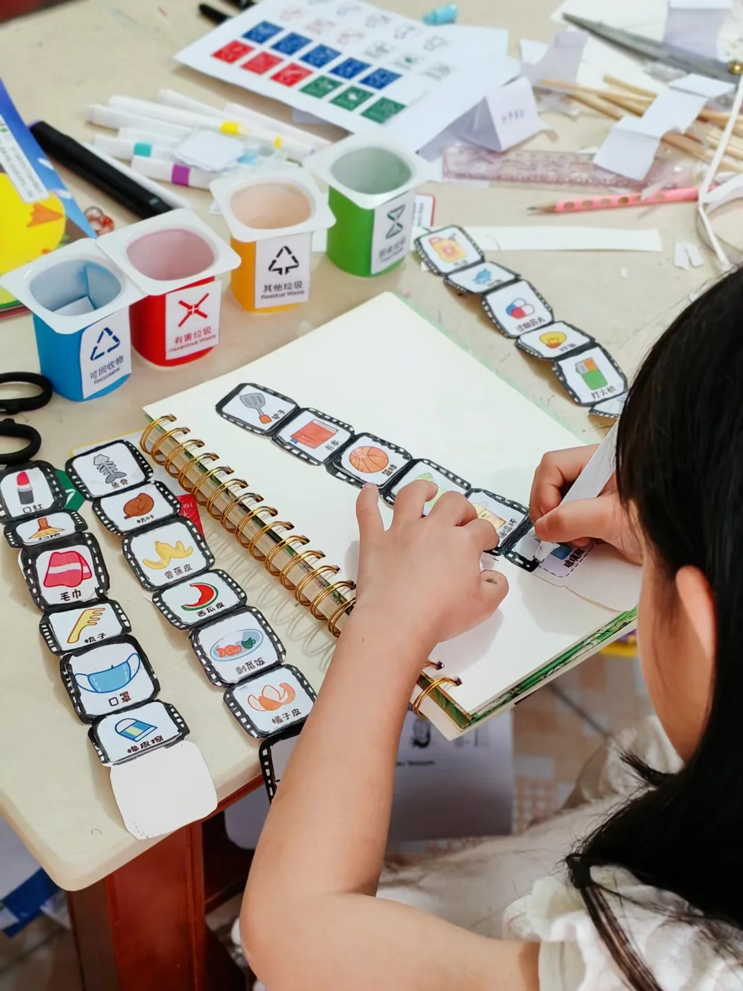 酸奶瓶秒变垃圾回收站?