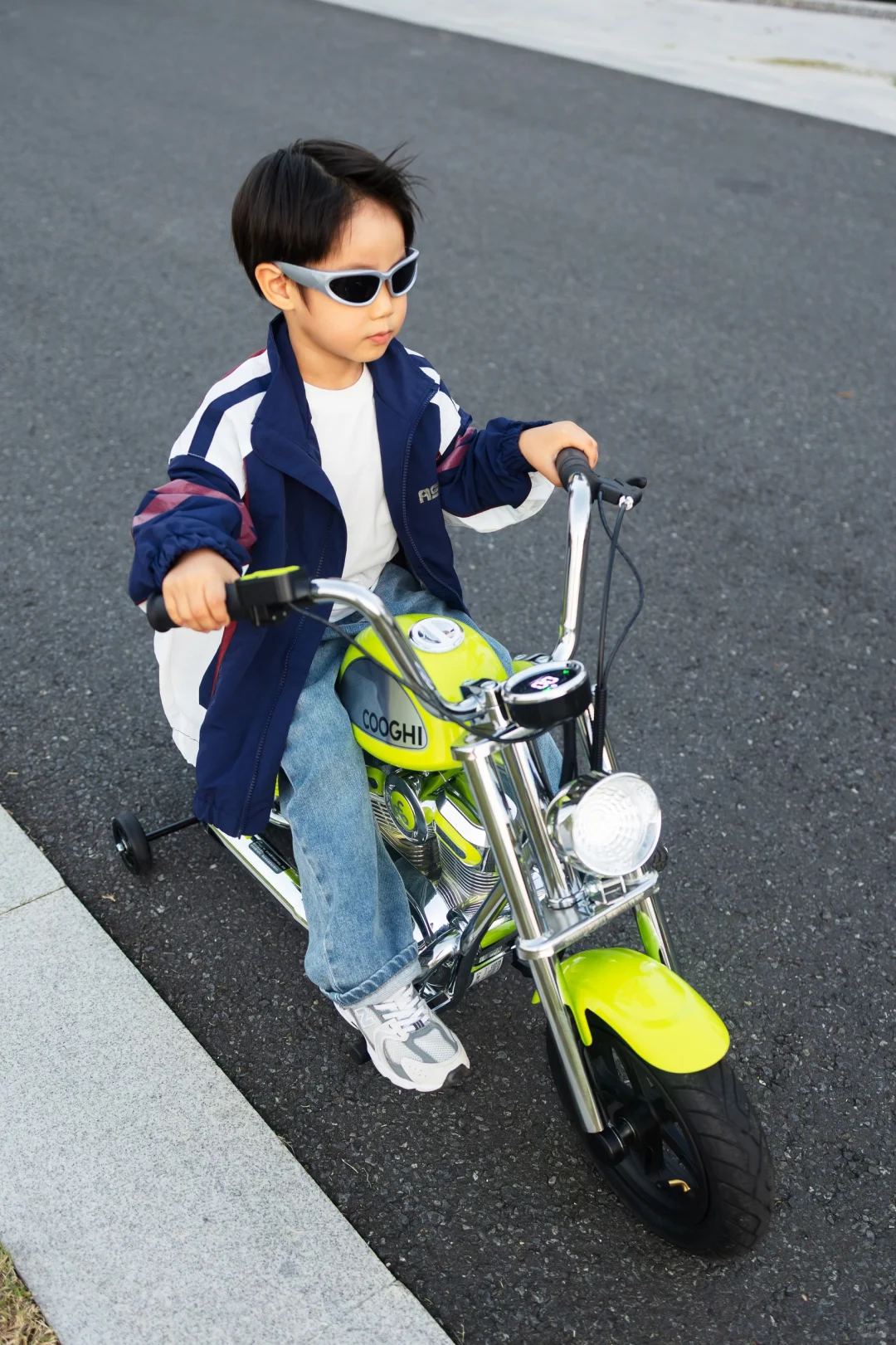 4岁幼崽开哈雷？这小子是要C位出道！?️