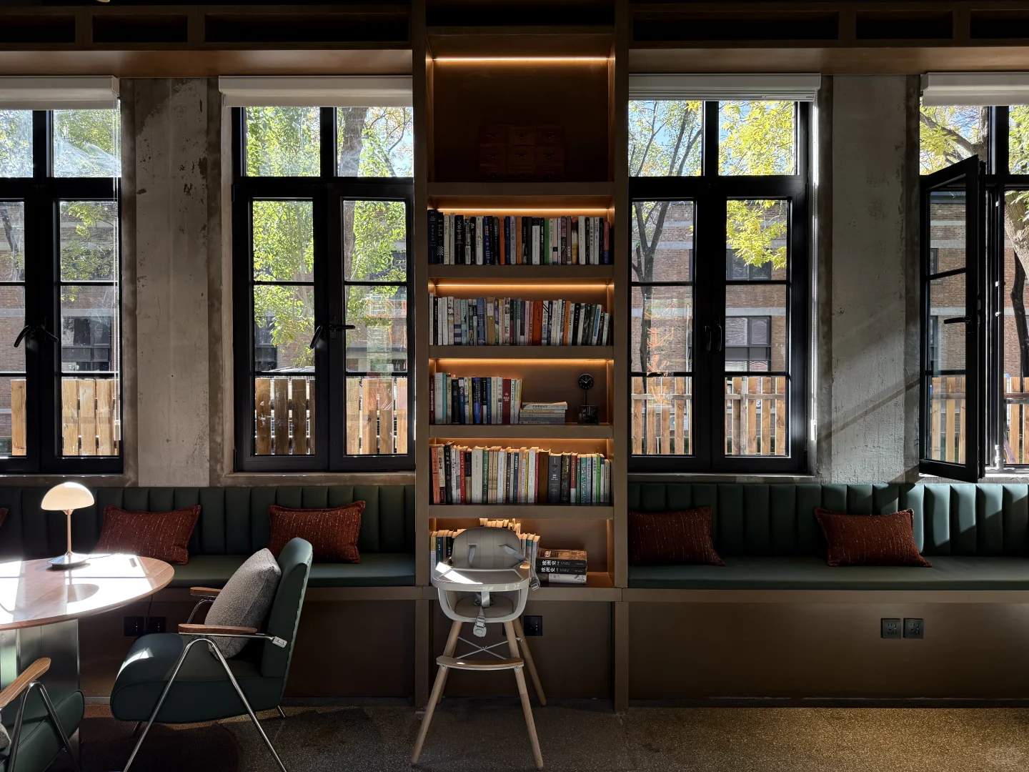 旧厂换新颜-钢架上的绿藤光阴