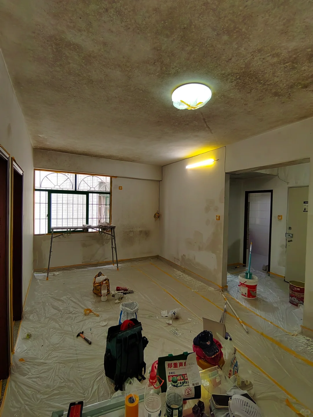 旧房翻新|墙面发霉能直接刷漆❓要先除霉