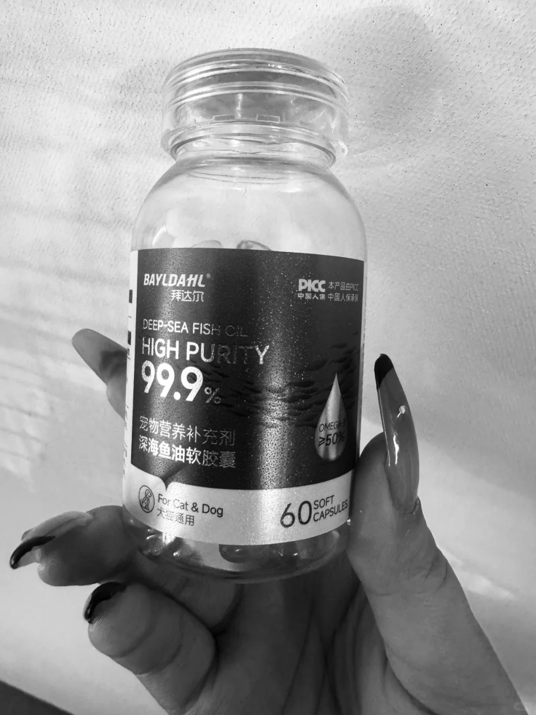 我们怀着沉痛的心情宣布