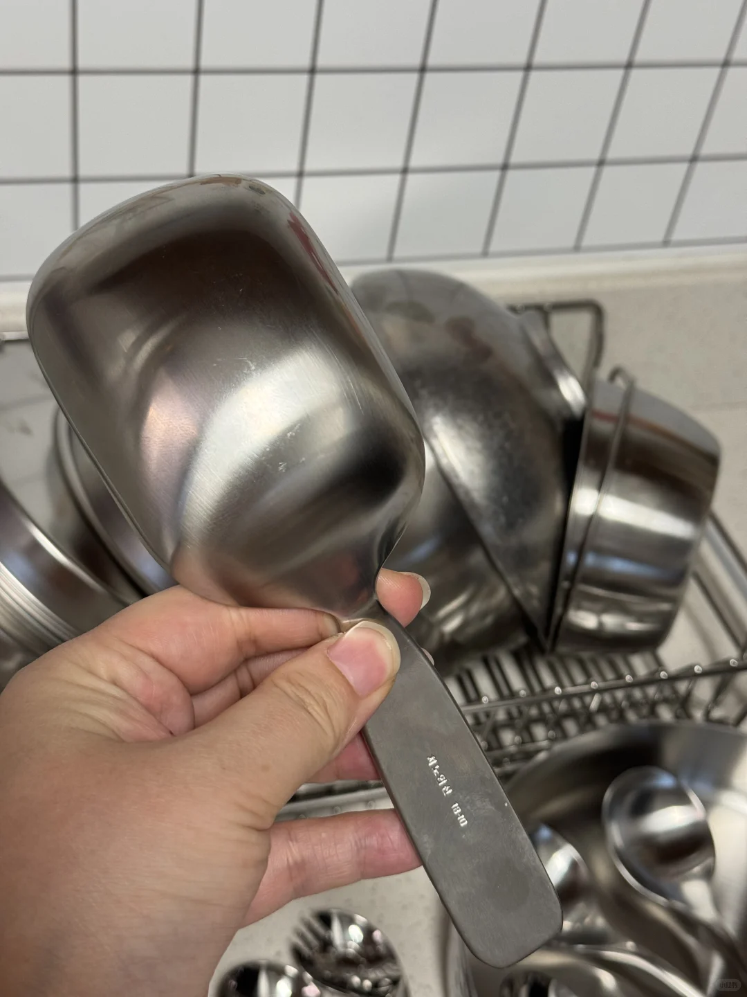 别人都有好看的碗碟只有我是冰冷的不锈钢