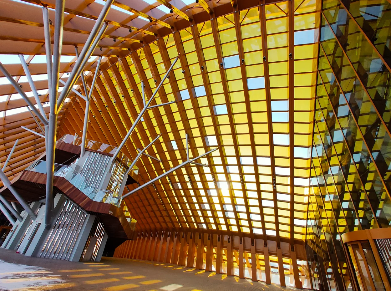 彩色透光发电玻璃