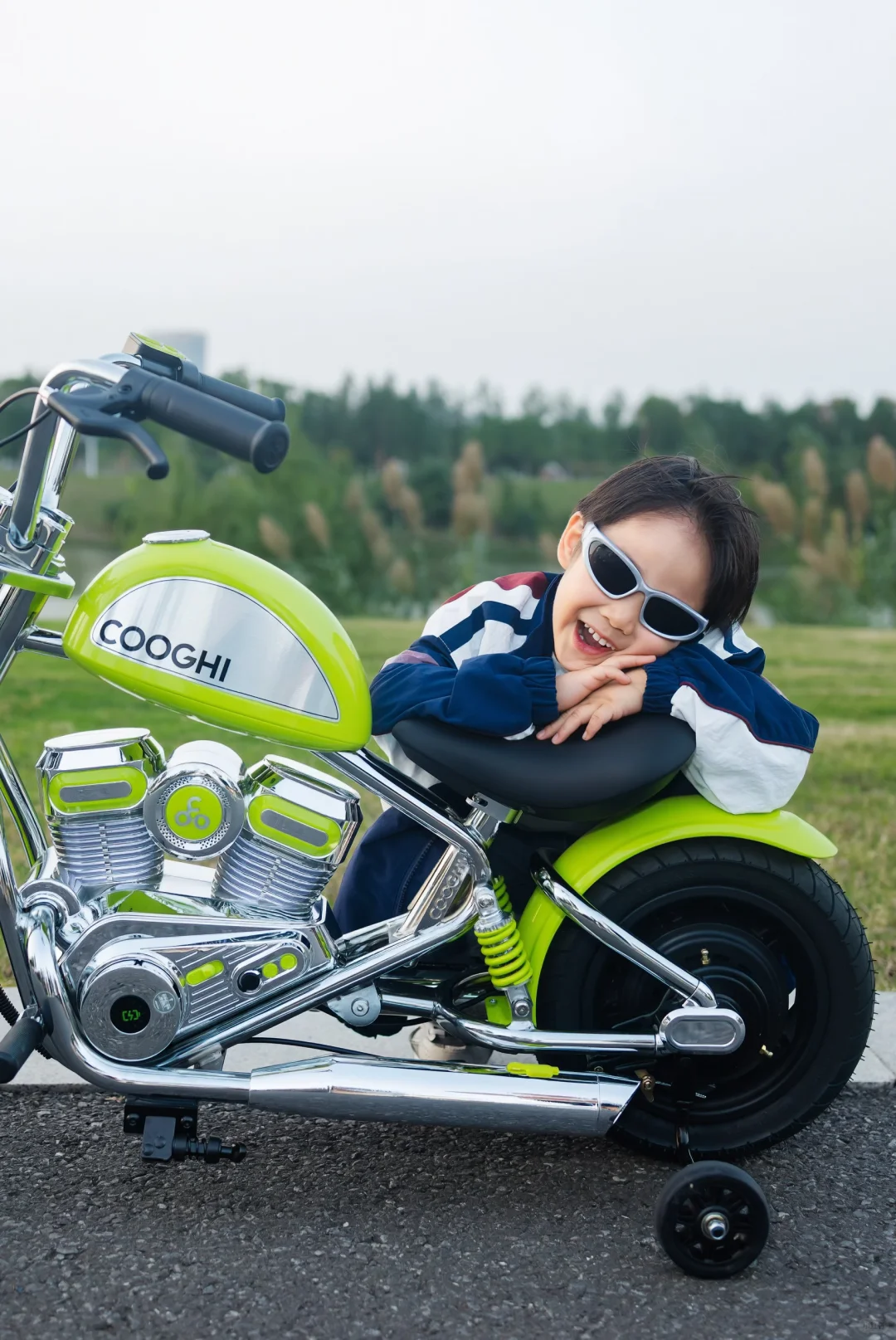 4岁幼崽开哈雷？这小子是要C位出道！?️