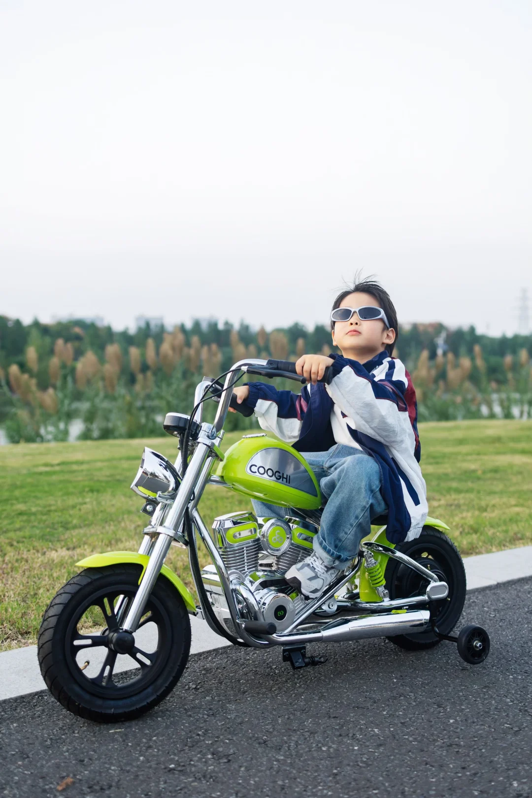 4岁幼崽开哈雷？这小子是要C位出道！?️