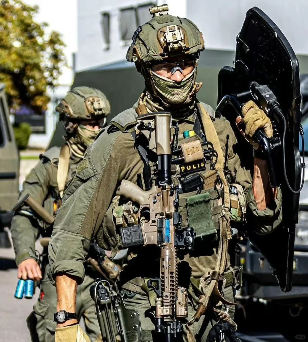 Invisio 二代全家福 欧洲顶级战术通讯系统