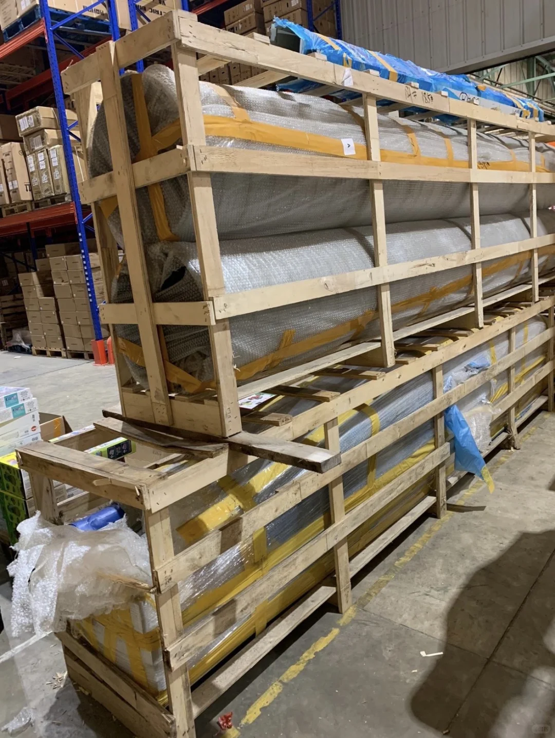 躺在英国仓库的通风管道通风机