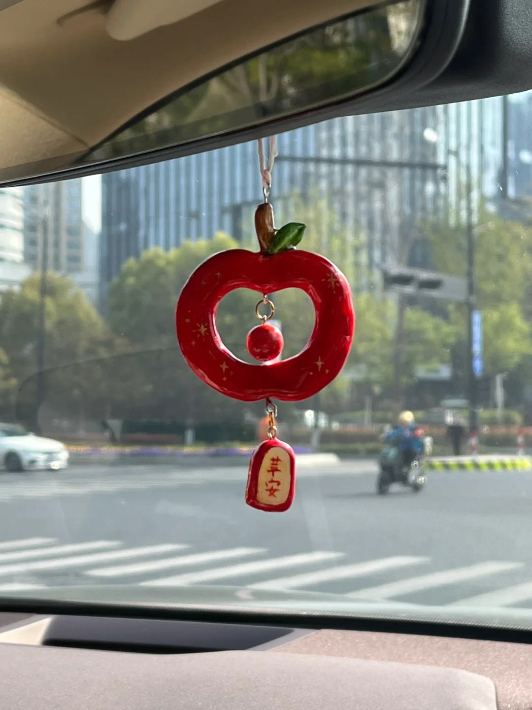 挂上它后，连红灯都成了看风景的理由