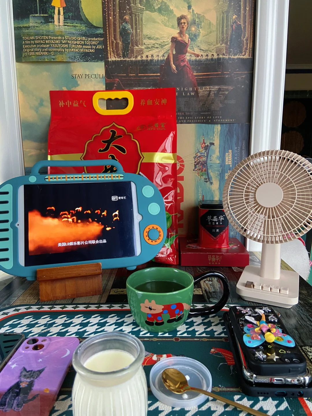 普通人家不精致但是却干干净净的房间