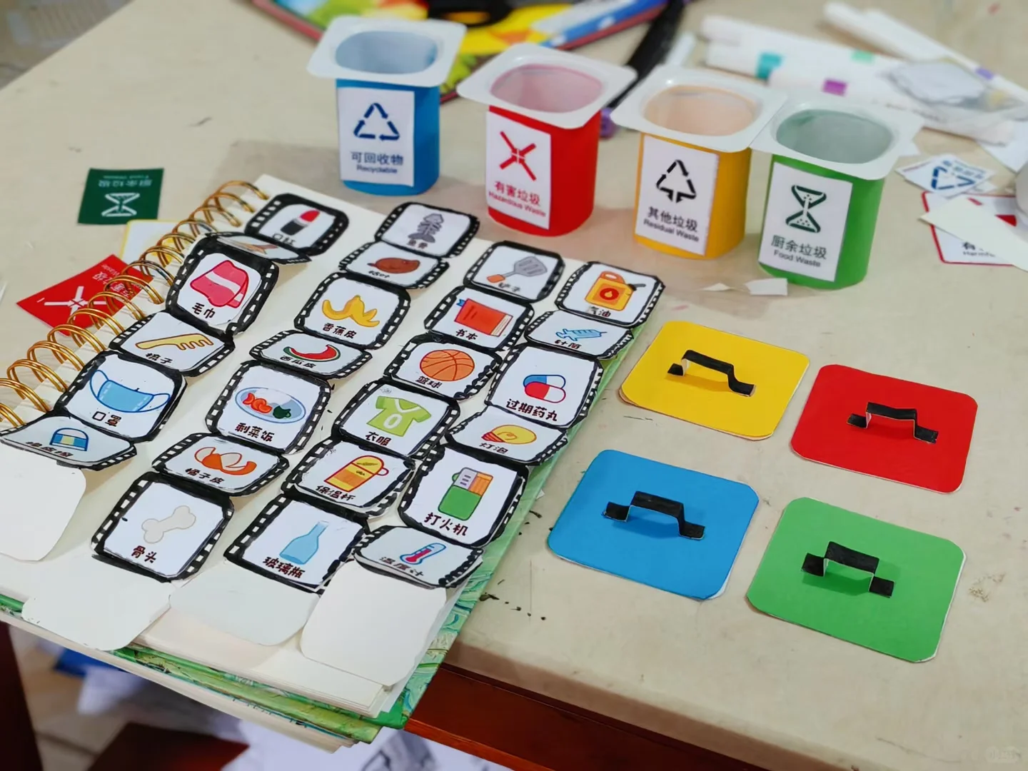 酸奶瓶秒变垃圾回收站?