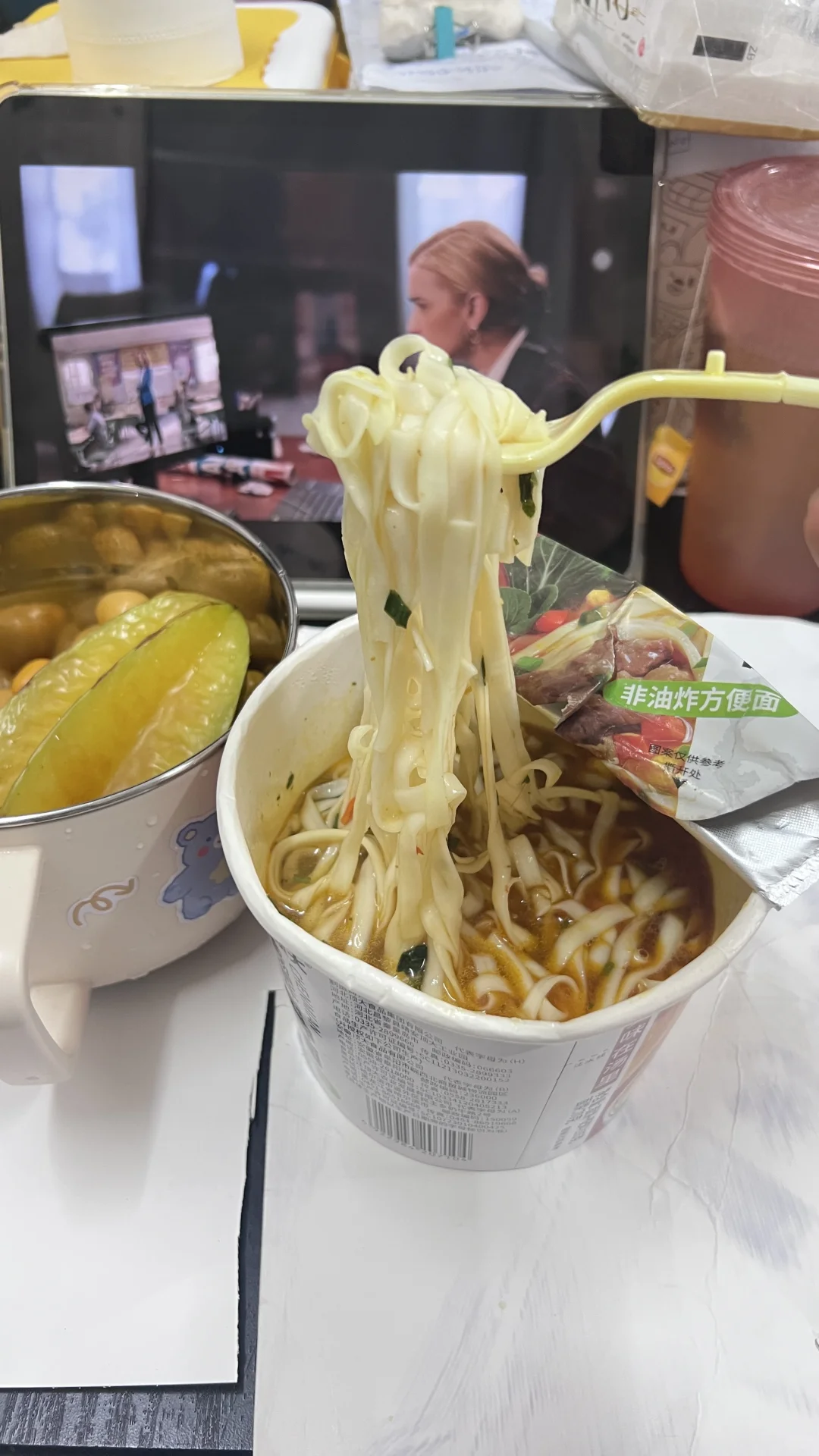 吃了一个月泡面居然瘦了两斤啊啊啊啊