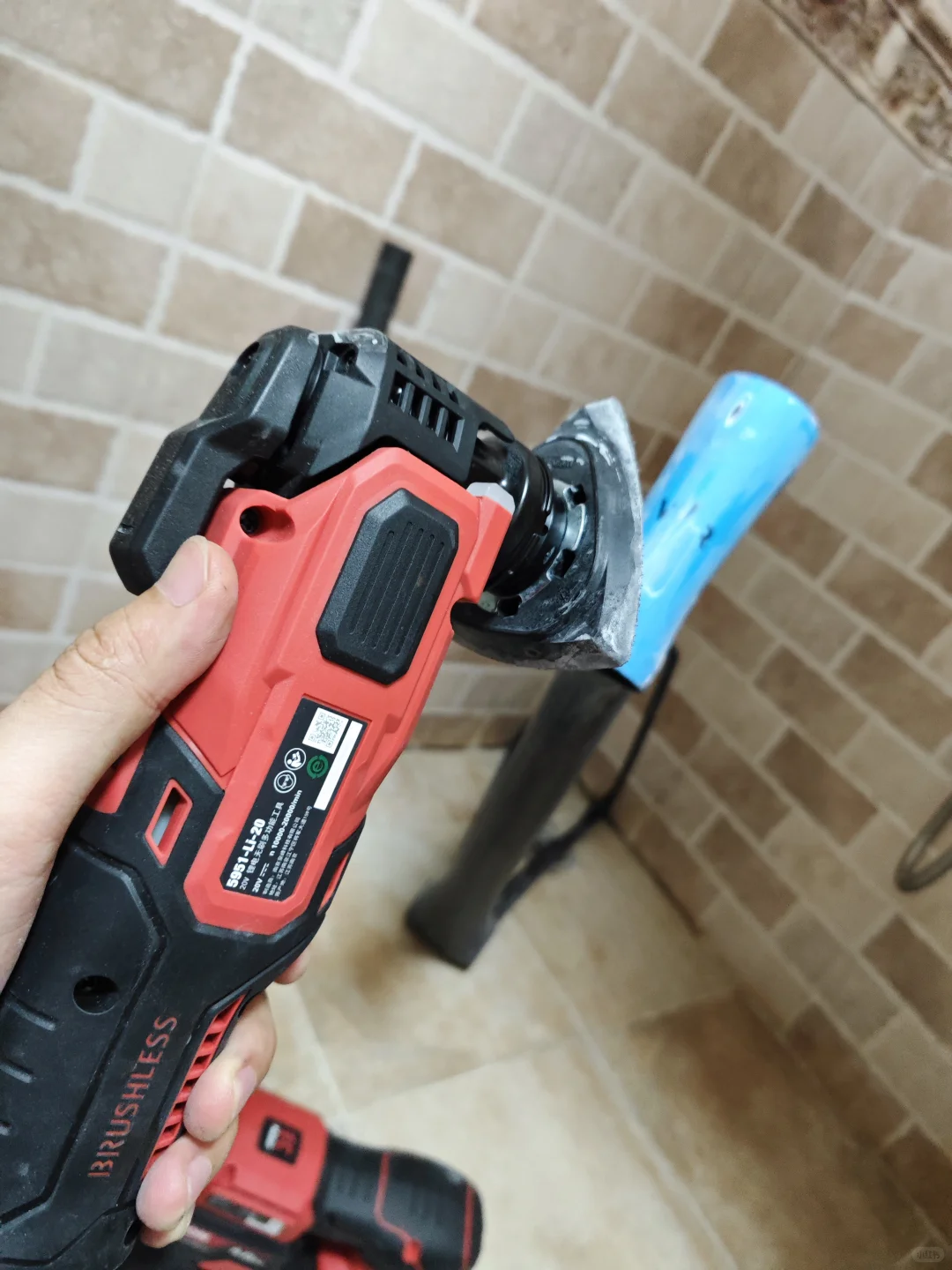 碳架打磨施工中 牌子露一半