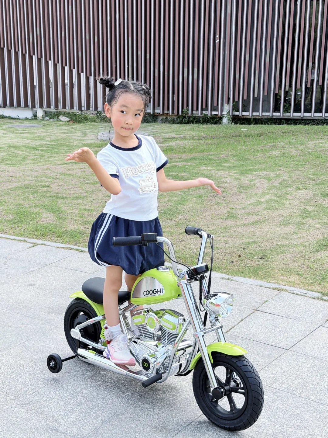 人类幼崽也骑上「哈雷」啦？小区炸街王来咯?