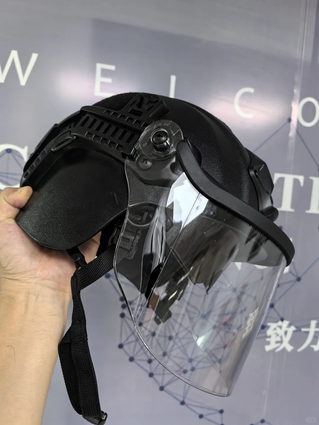 这样子的防弹头盔帅吗？？？