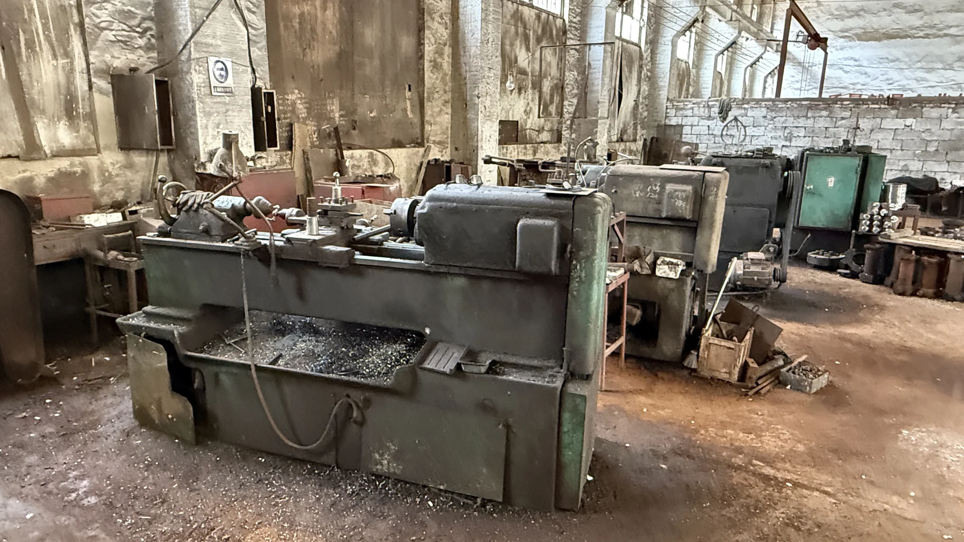 怀旧复古年代感机器车间老设备老工厂高清图
