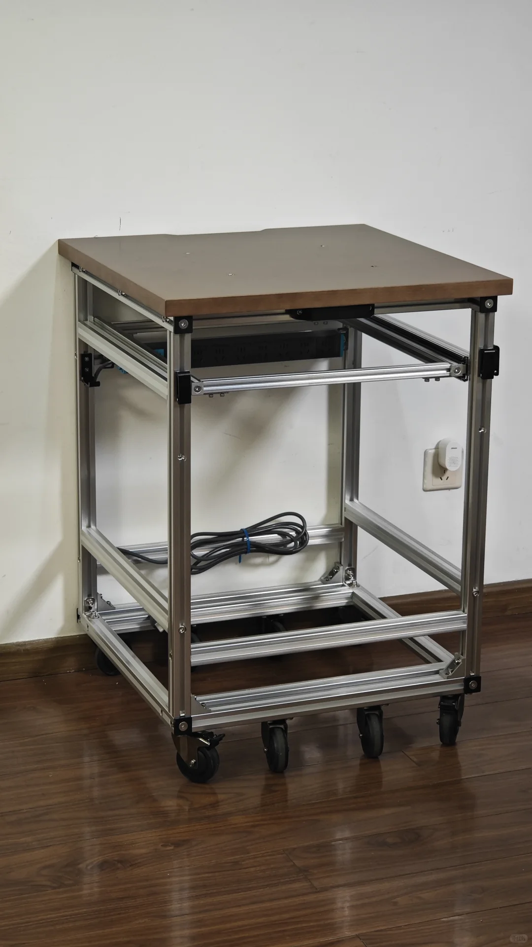 专门设计的标准化铝型材机床柜完成了