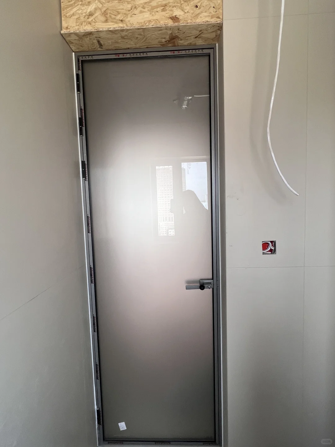 翻车?卫生间门颜色好像搞错,茶色玻璃变色了