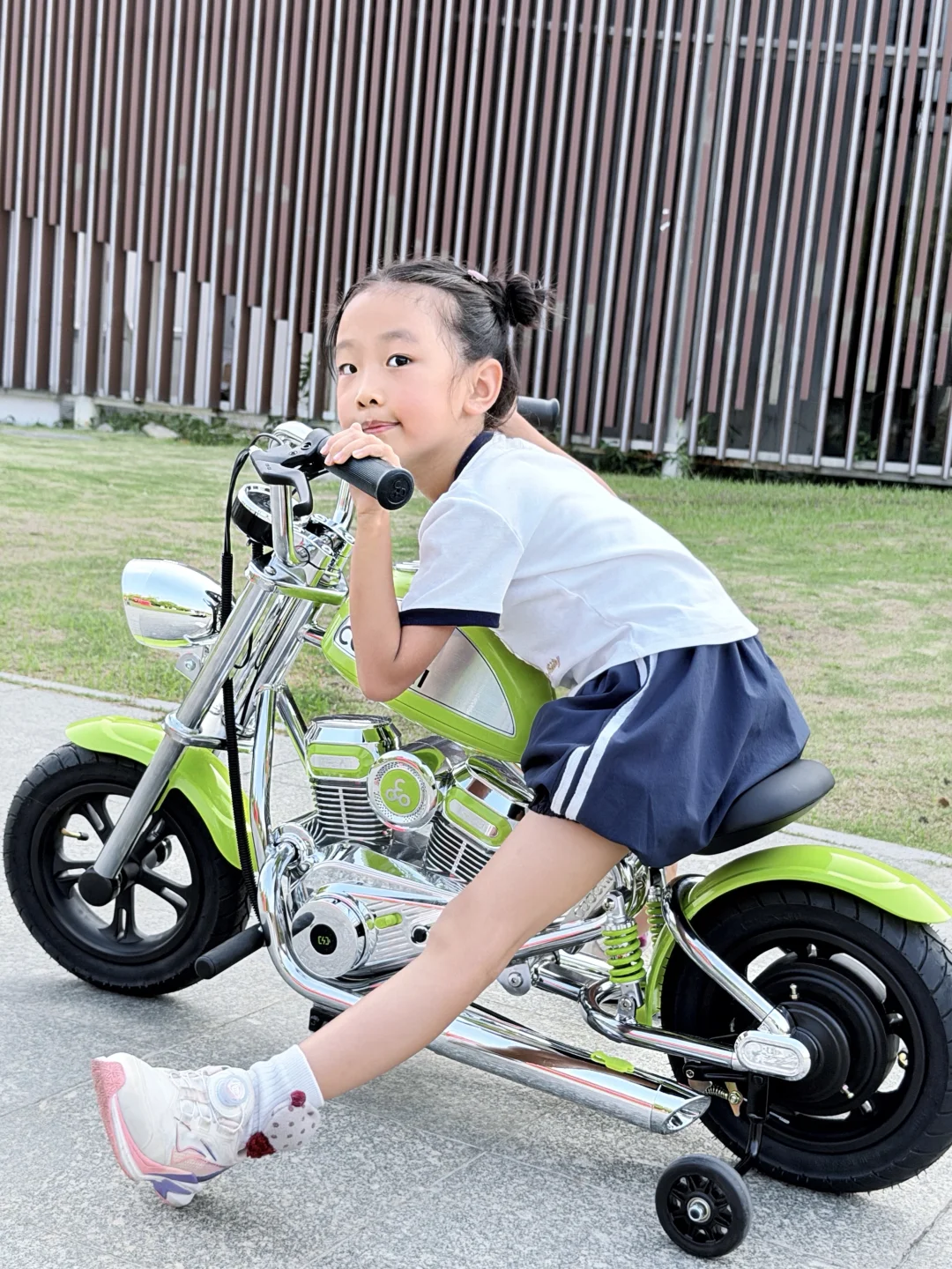 人类幼崽也骑上「哈雷」啦？小区炸街王来咯?