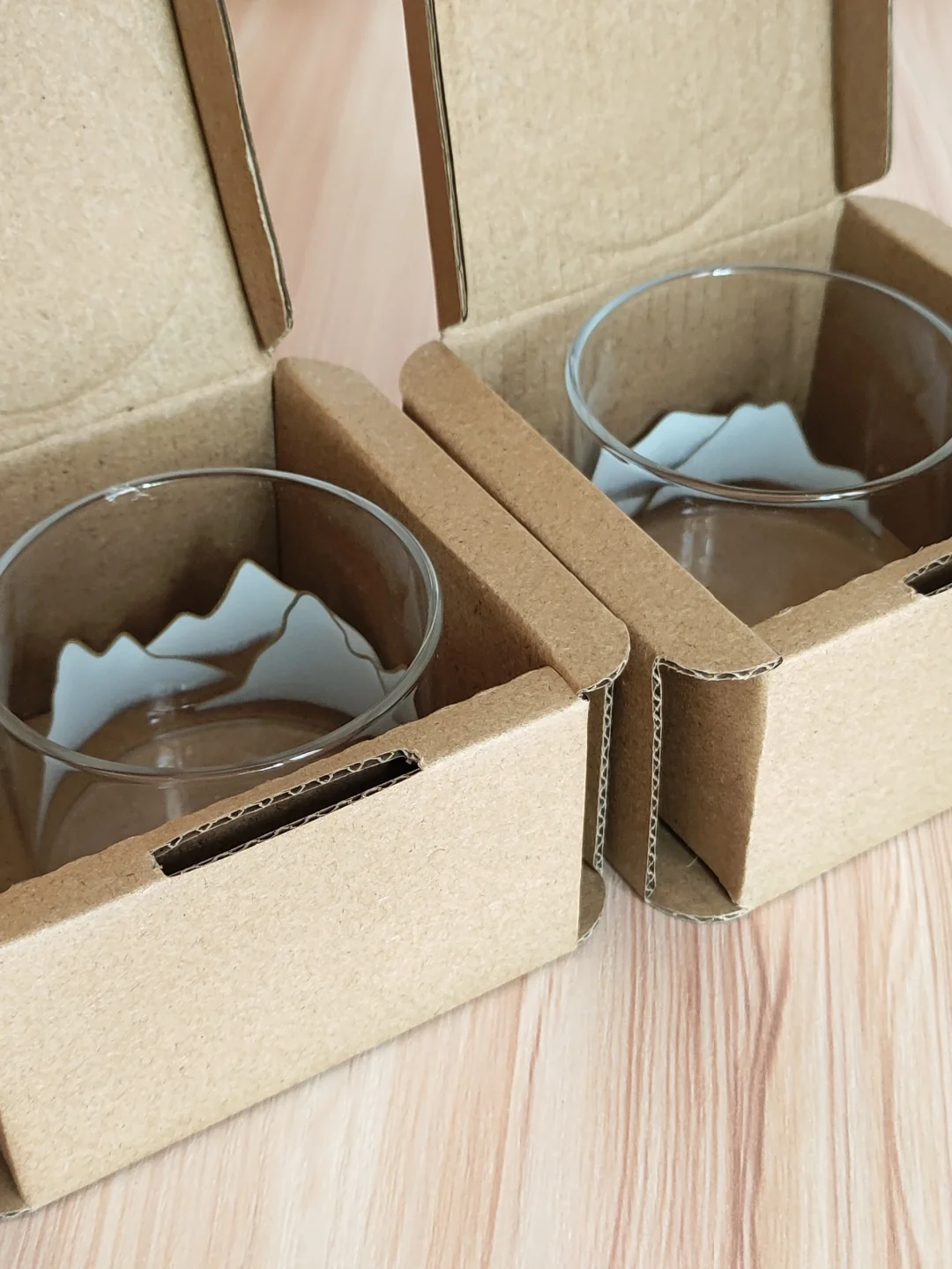 这玻璃杯加热水竟然能变色！