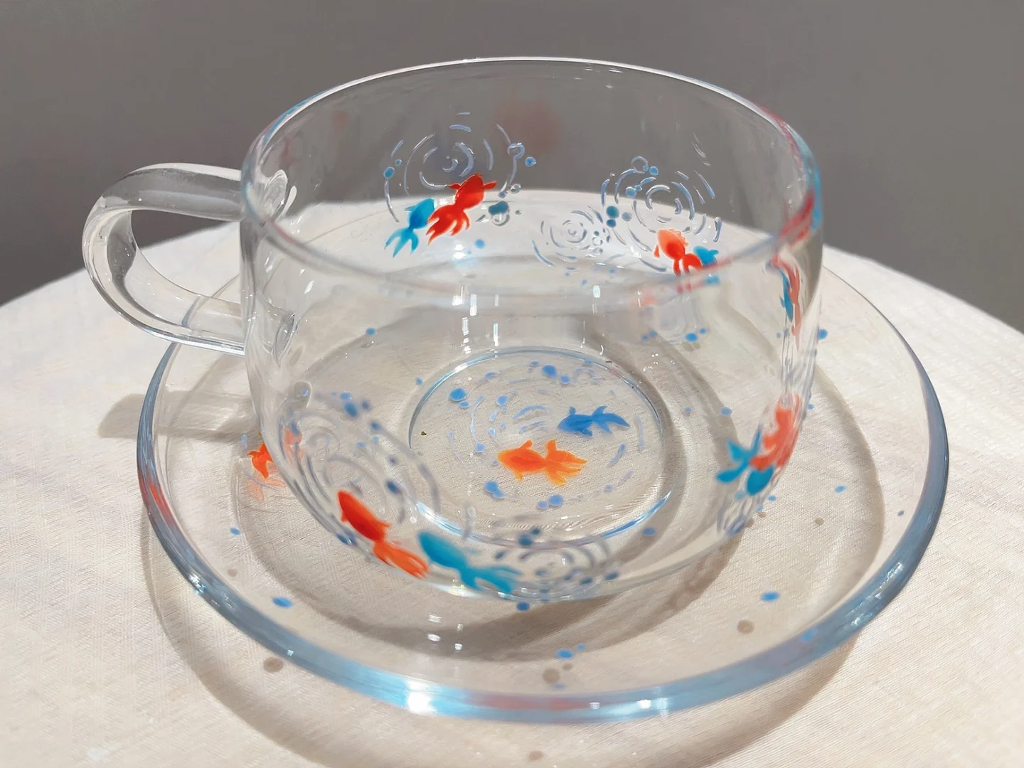 把金鱼画在碟子上