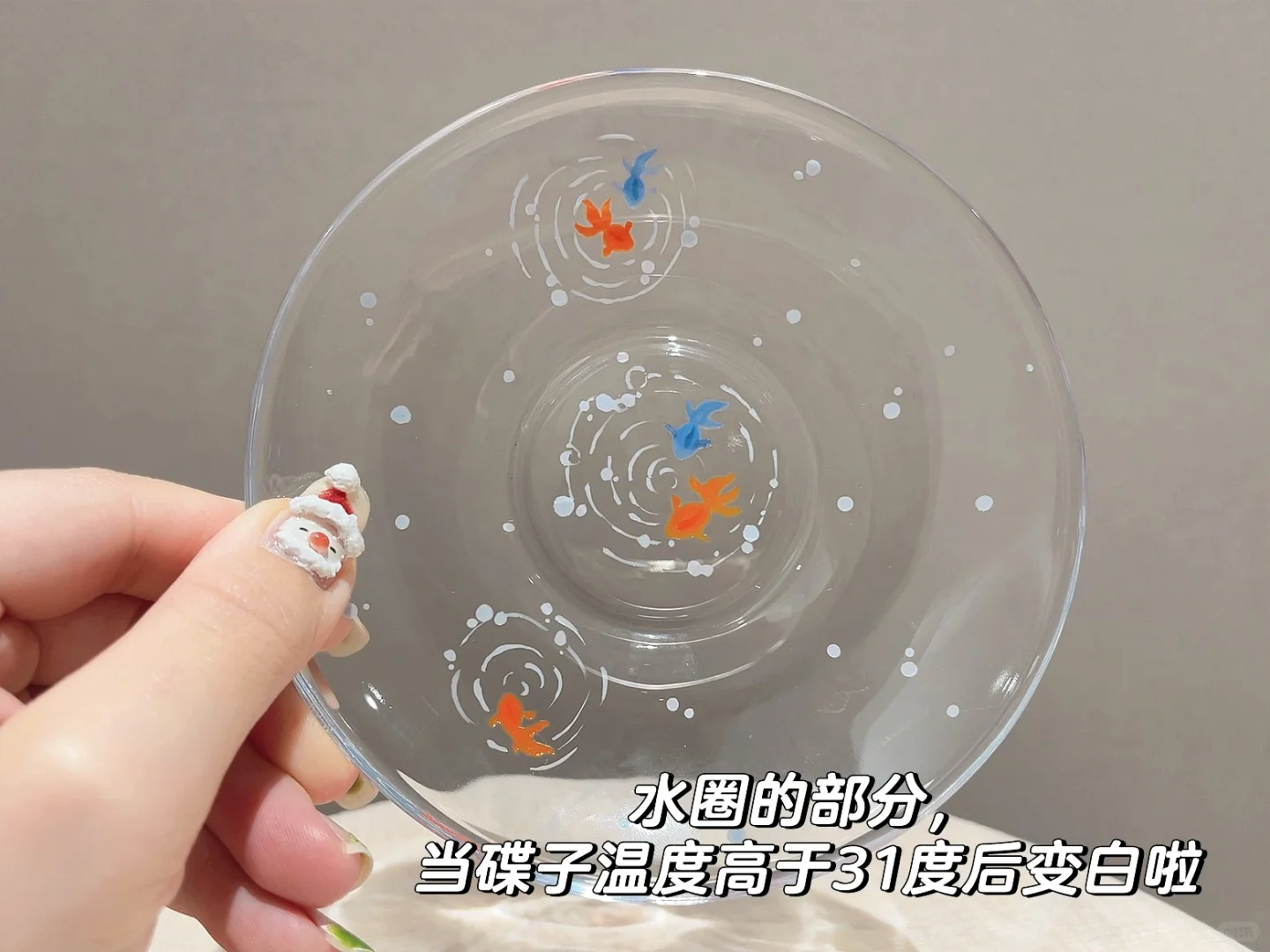 把金鱼画在碟子上