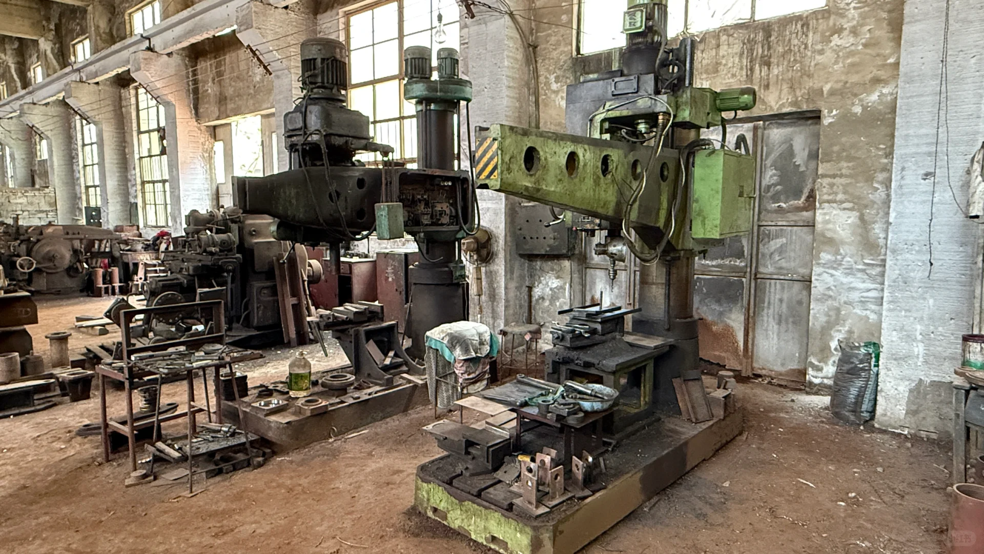 怀旧复古年代感机器车间老设备老工厂高清图