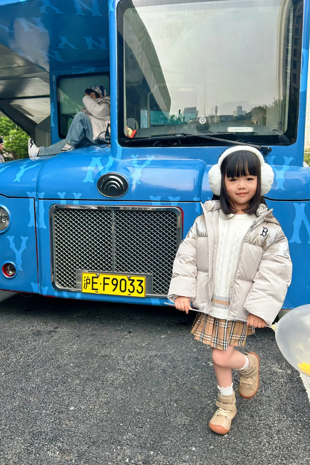 谁懂啊‼️在上海街头偶遇MLBKIDS老花巴士?