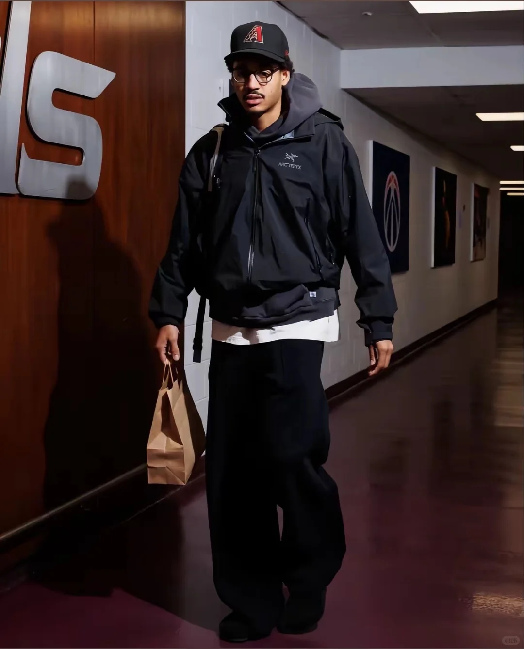 乔丹普洱的穿搭有一种上世纪的随性