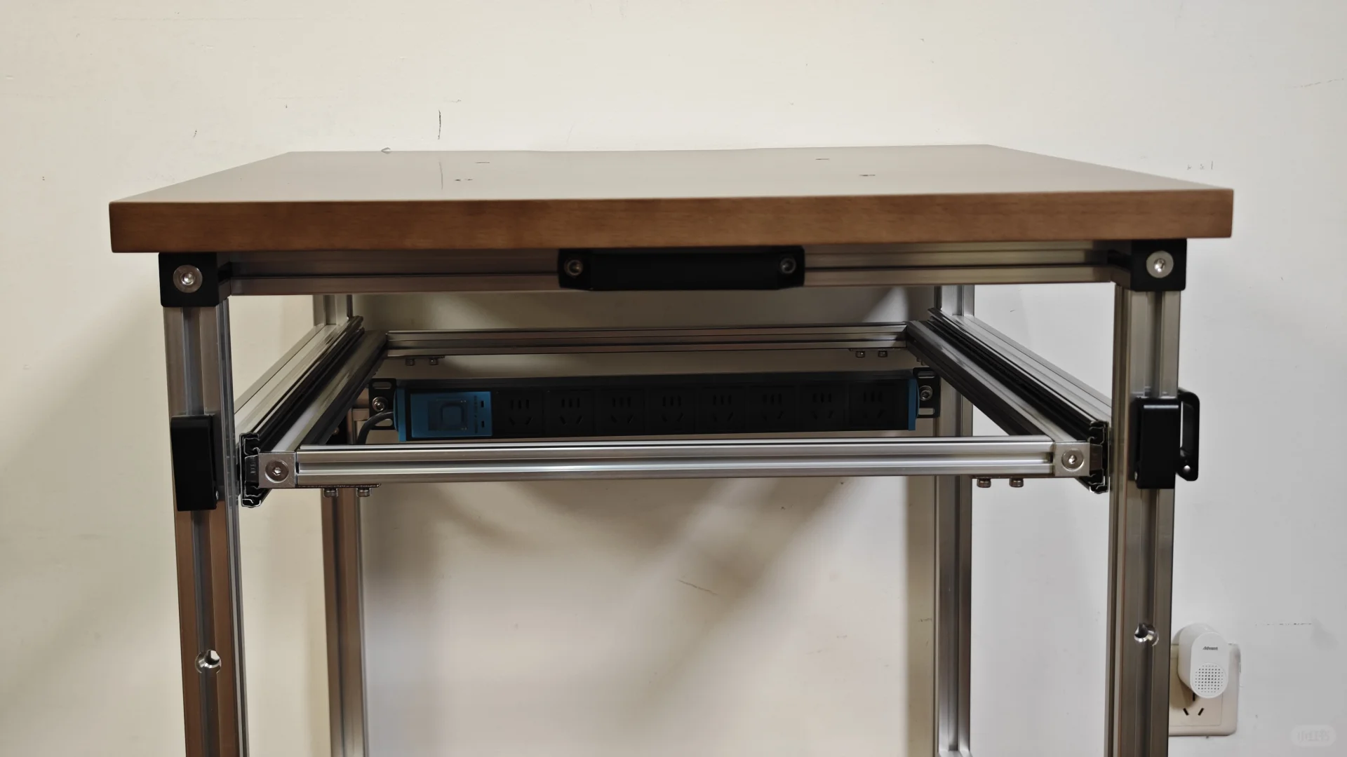 专门设计的标准化铝型材机床柜完成了