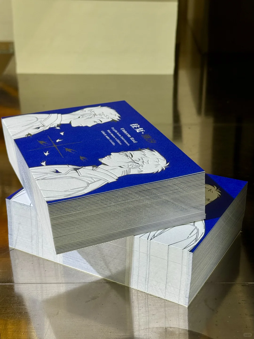 一张浓烈的克莱因蓝