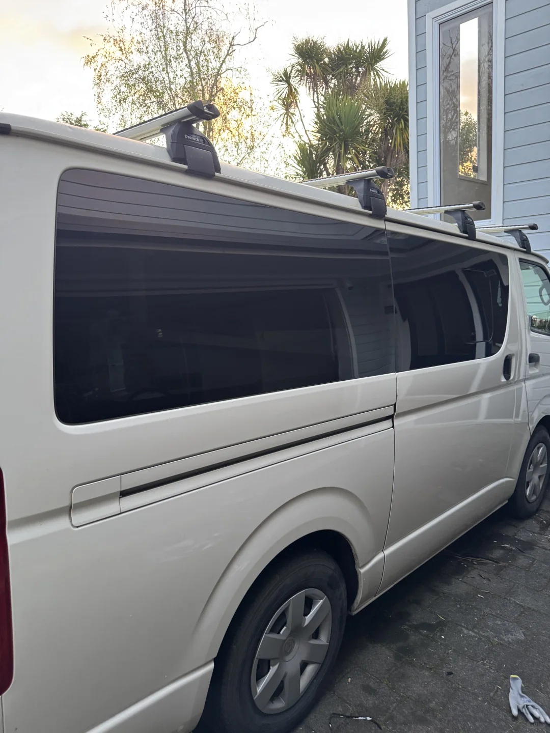 丰田hiace工具车全车隐私隔热太阳膜施工中