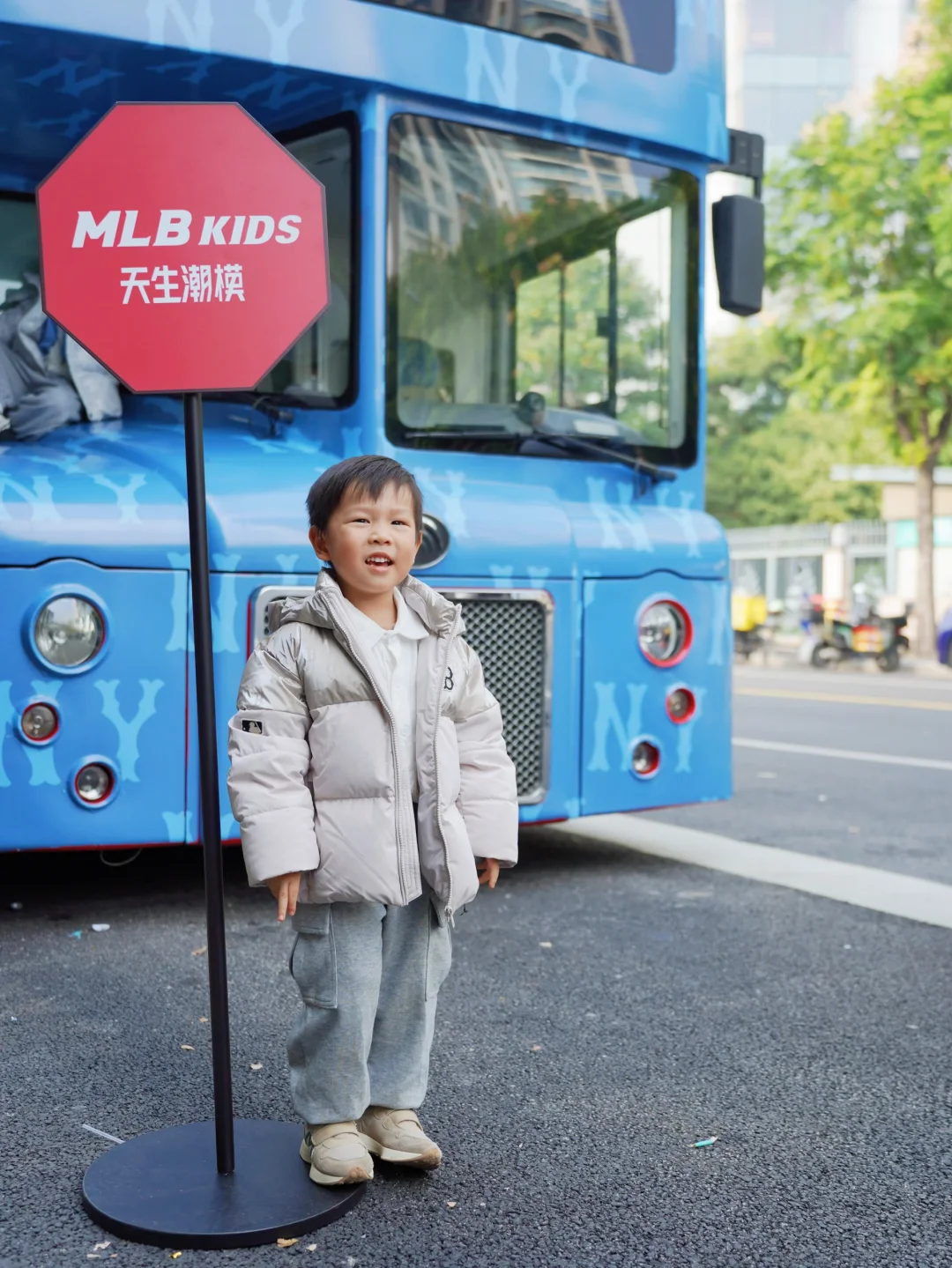 上海潮娃速冲！MLBKids老花巴士太出片?