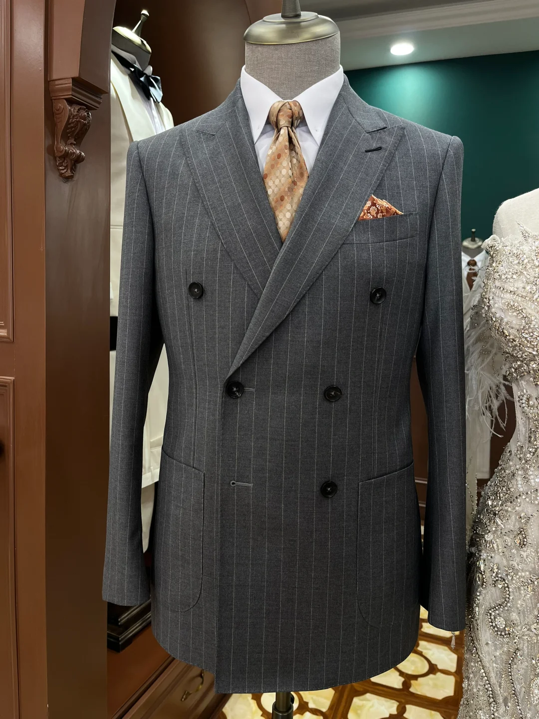 伊宁西装定制｜把“量身”焊在细节里，显瘦10斤