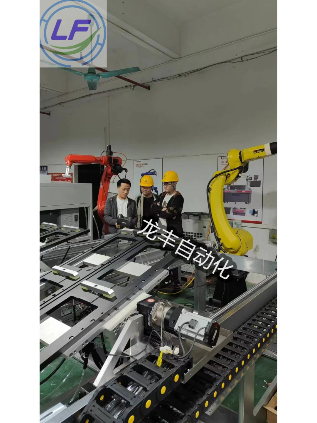 凌晨了，他们还在为客户调试设备