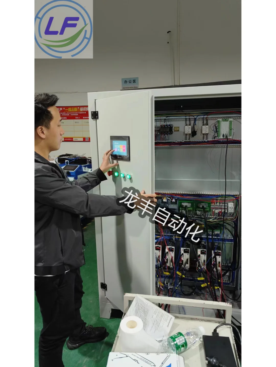 凌晨了，他们还在为客户调试设备