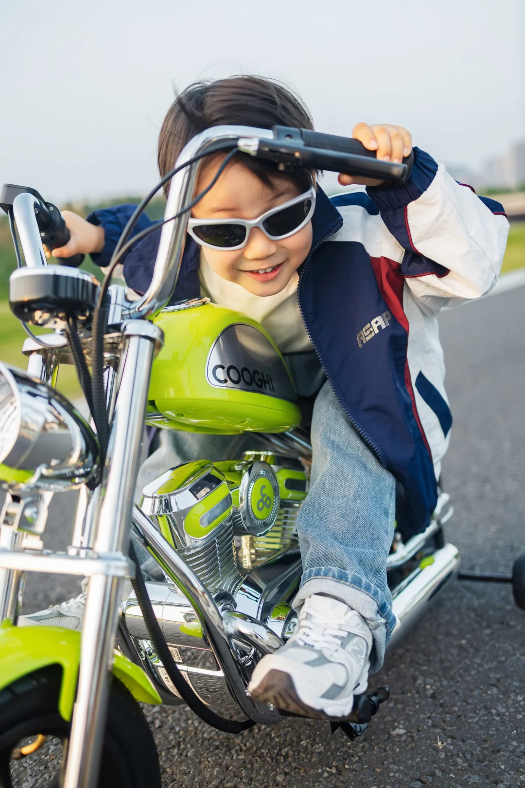 4岁幼崽开哈雷？这小子是要C位出道！?️