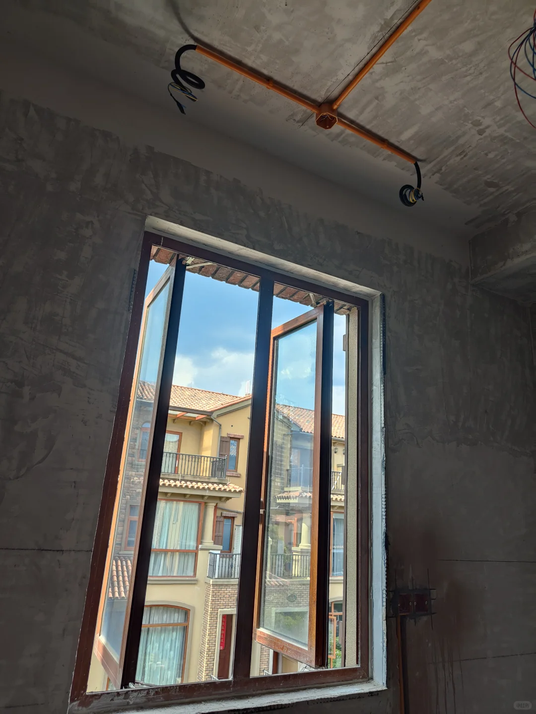 排屋水电:4层430平，自购材料7W完工