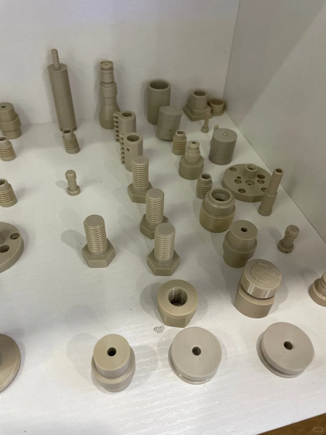 选择PEEK材料作为工程配件的关键优势