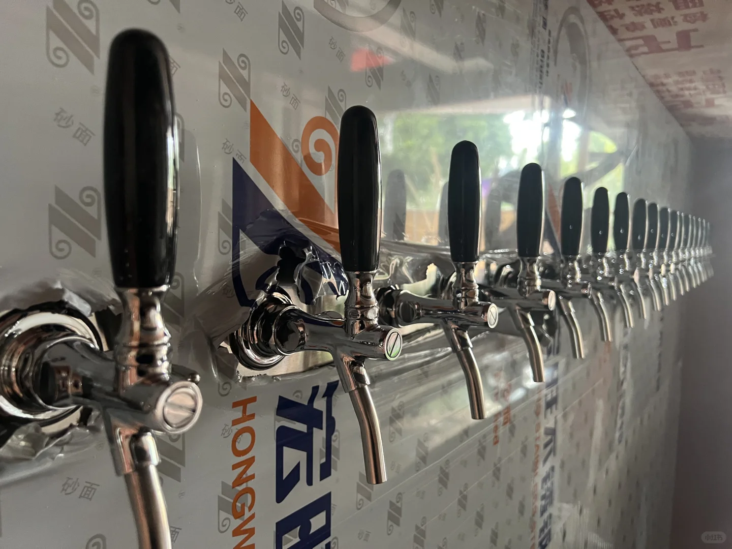 精酿小酒馆设备安装调试中